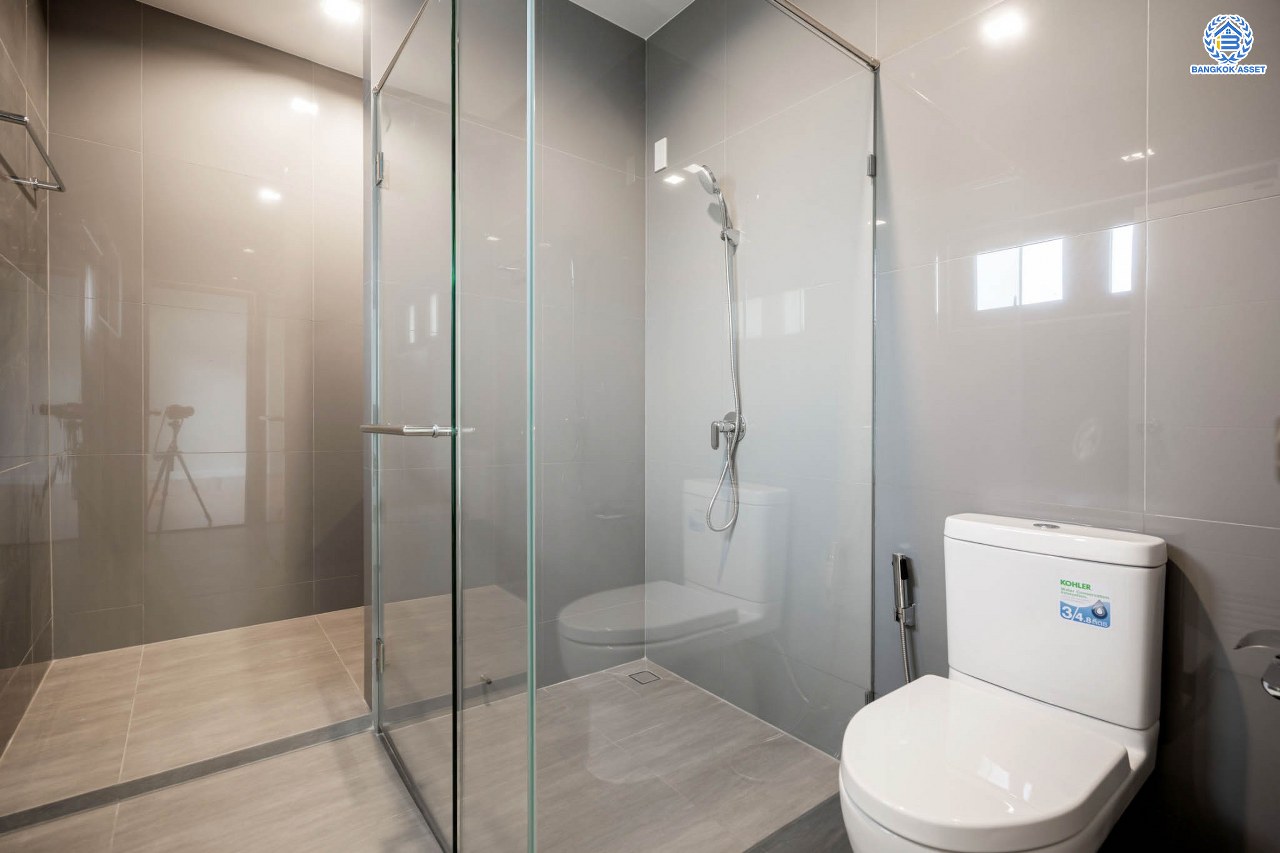 บ้านมือสองตกแต่งใหม่ โครงการ กฤษดานคร20 ปิ่นเกล้า-บรมราชชนนี บ้านหลังมุม ติดทะเลสาบ บนเนื้อที่กว้างมากถึง 238 ตร.ว. ตกแต่งด้วยวัสดุเกรดพรีเมี่ยม ฟังก์ชัน 5 ห้องนอน 6 ห้องน้ำ 1 ห้องอเนกประสงค์ 4 ที่จอดรถ พร้อมทั้งเปลี่ยนระบบไฟฟ้า สุขาภิบาล ทำเลศักยภาพ ติดถนนบรมราชชนนี ใกล้มหาวิทยาลัยมหิดล และเพียง 10 นาทีถึงเซ็นทรัล ปิ่นเกล้า